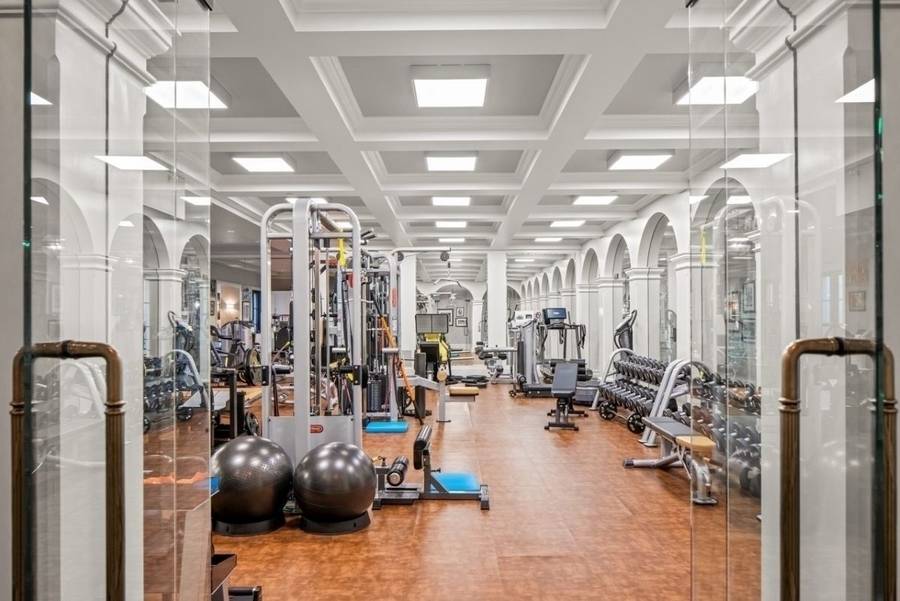 Paris Hilton po pożarze swojej posiadłości w Malibu kupiła sobie PAŁAC za 63 mln $