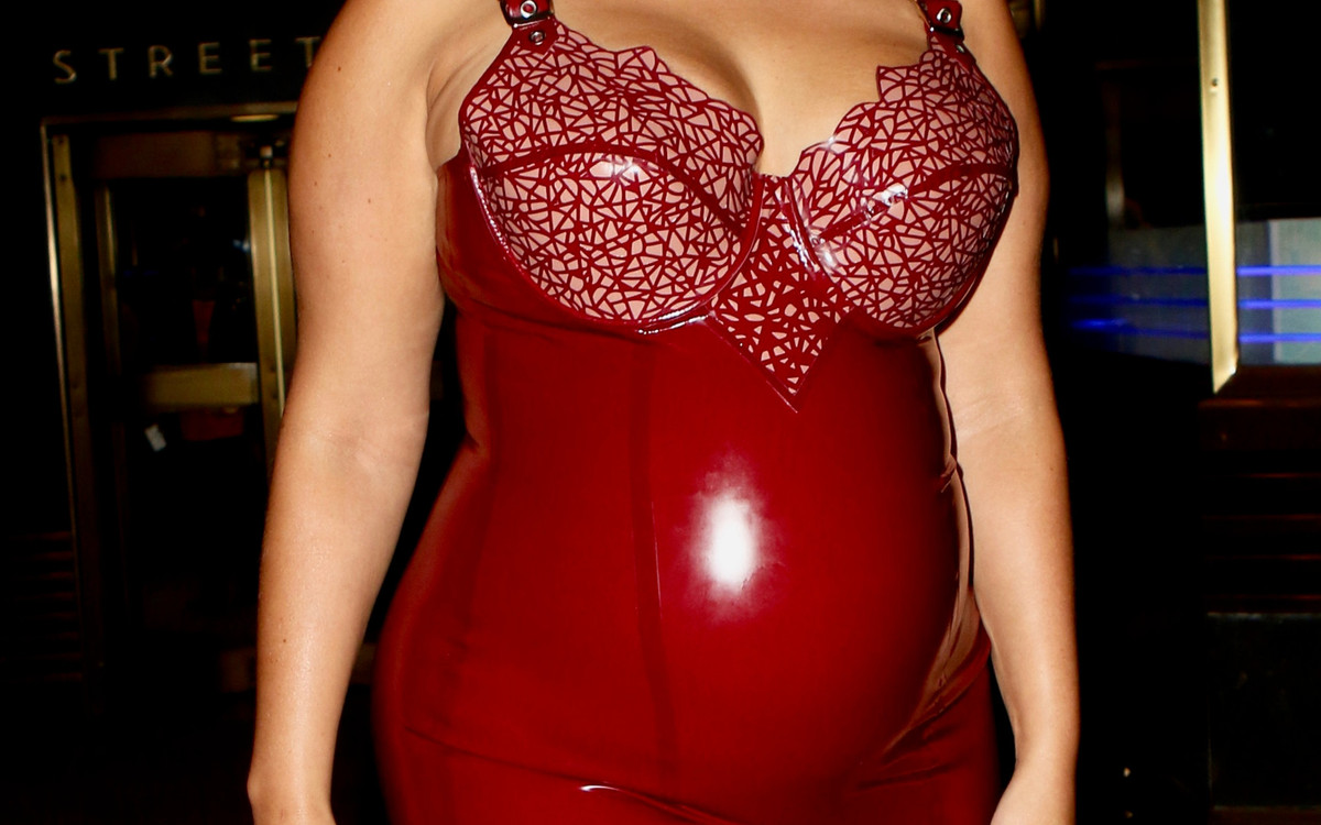 Ta gwiazda w ciąży też chce być sexy! Nosi lateks i obcisłe fasony