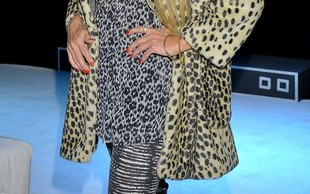 Źle przyczepione sztuczne rzęsy i różowa szminka (FOTO)