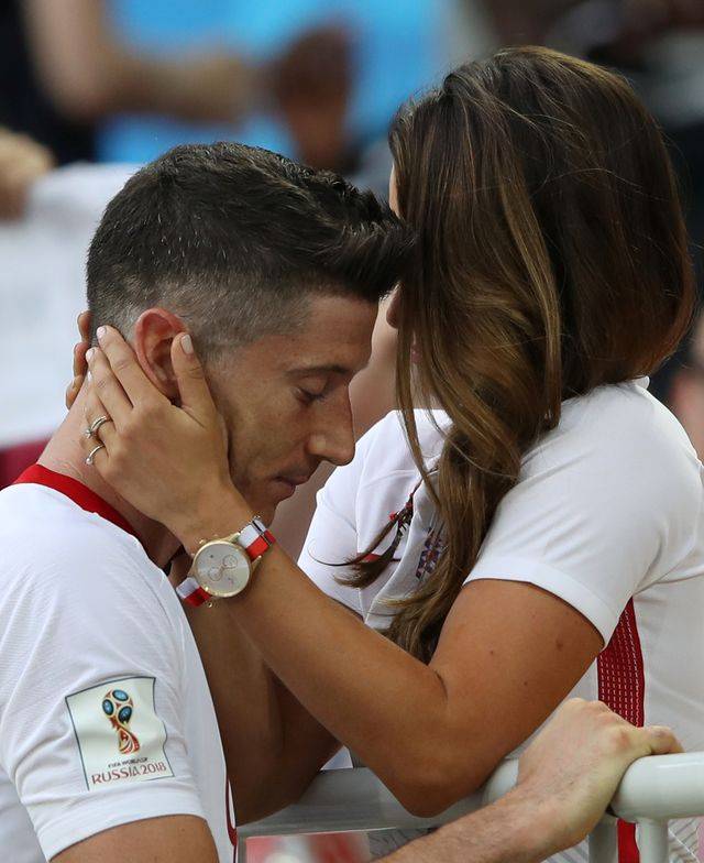 Anna Lewandowska pociesza Roberta po przegranym meczu z Senegalem