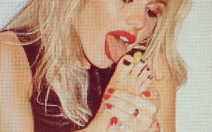 Ona lubi lizać swoją stopę (FOTO)