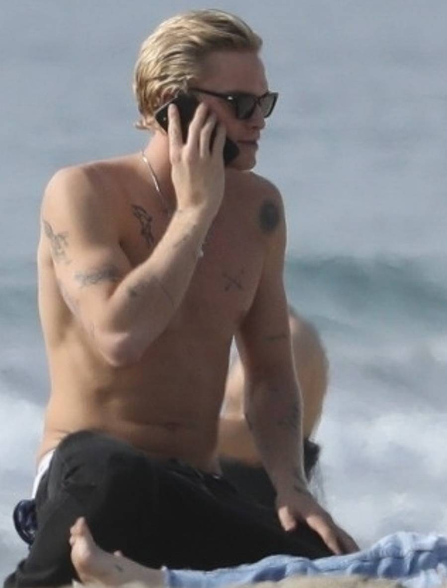 Miley Cyrus i Cody Simpson wypoczywają na plaży w MALIBU. Nie szczędzą sobie uczuć