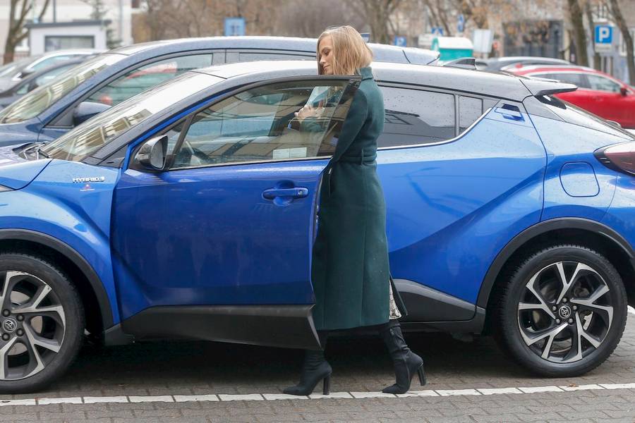 Agnieszka Kaczorowska wsiada do auta