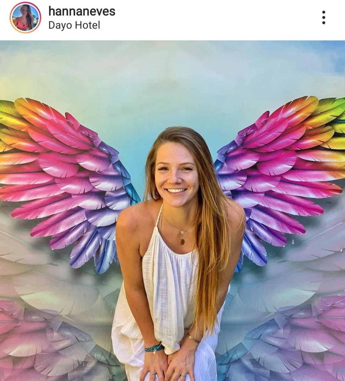 Hanna Zborowska na tle muralu