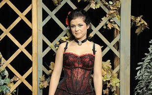 Kasia Cichopek pokazuje biust w teatrze (FOTO)