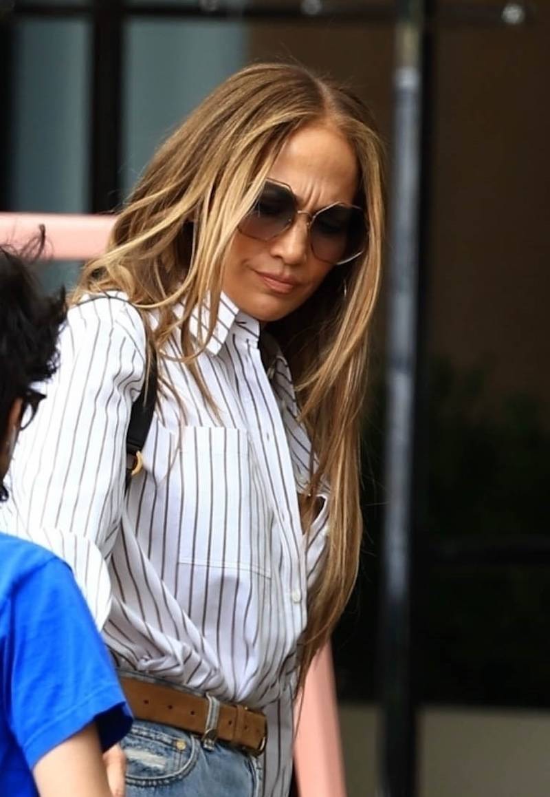 Grymaśna Jennifer Lopez przyłapana pod luksusowym hotelem w Beverly Hills (PAPARAZZI)