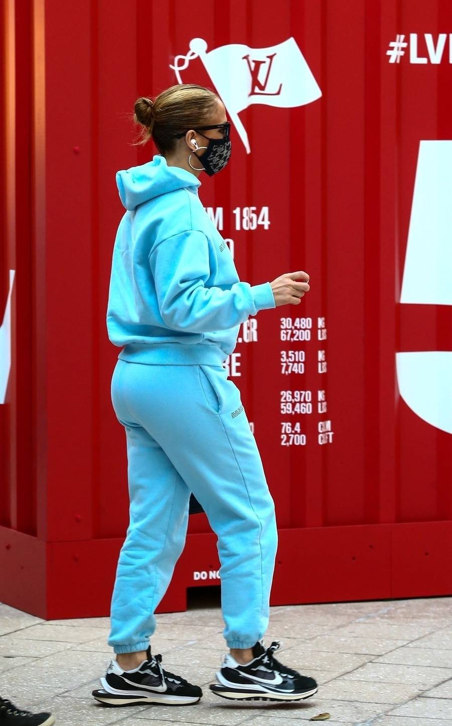 Jennifer Lopez w niebieskim dresie