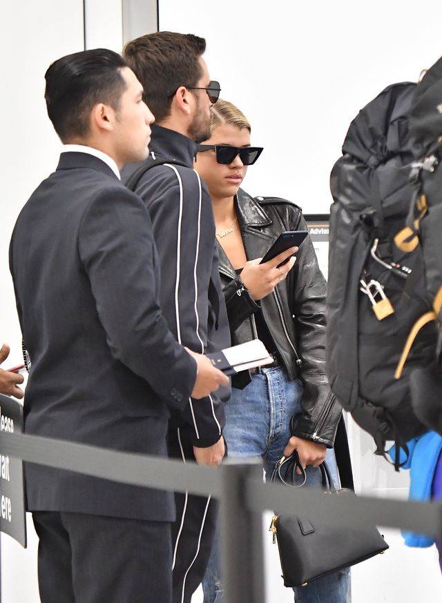 Scott Disick z Sofią Richie za rączkę na lotnisku (ZDJĘCIA)