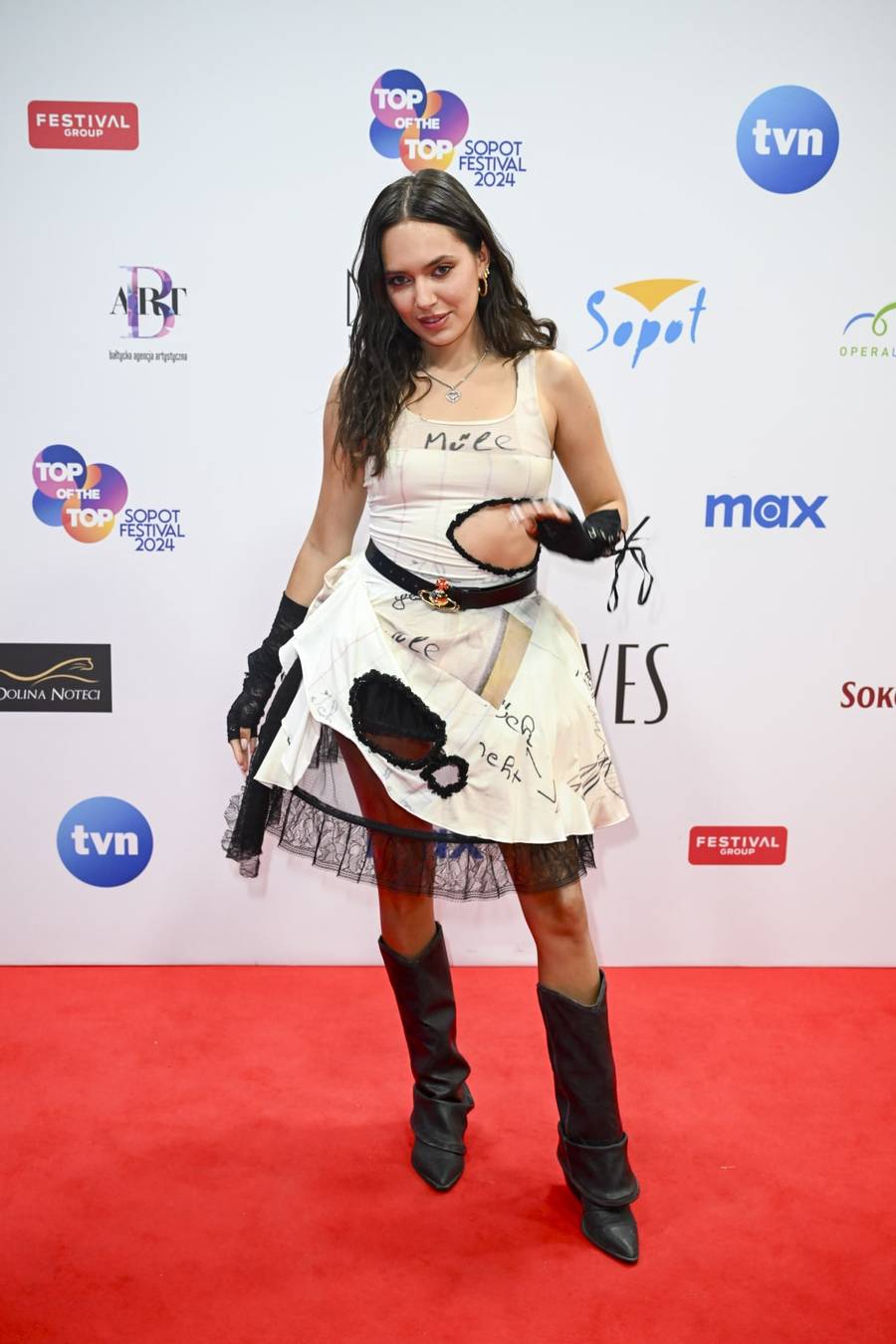 Sopot Festival 2024: Koroniewska kusi nogami, Kasia Kowalska pozuje z pupilami, Agnieszka Woźniak-Starak cała w złocie (FOTO)