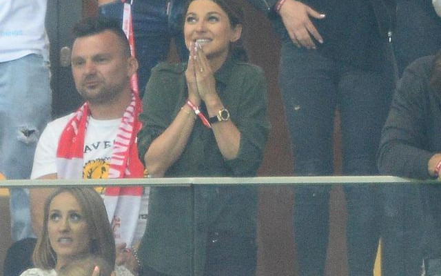 Anna Lewandowska i inni kibicują podczas meczu Polska-Rumunia