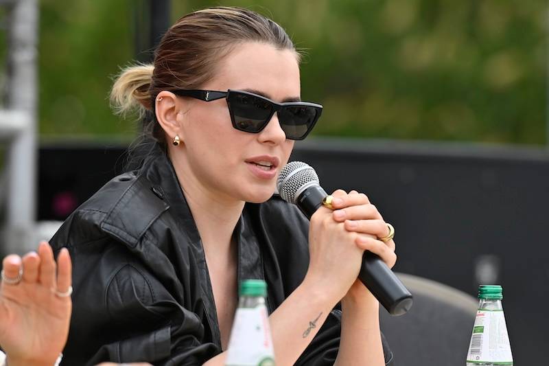 28. Festiwal Gwiazd w Międzyzdrojach. Magdalena Wołłejko, gwiazda filmów PRL promienieje na plaży