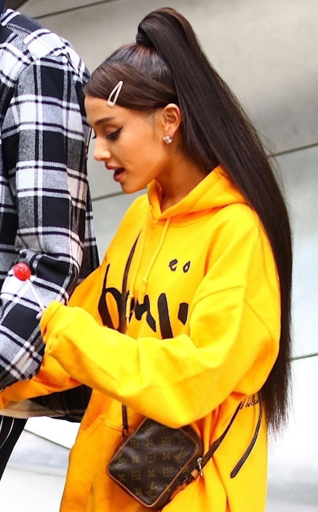 Ariana Grande w żółtej bluzie Ariana Grande w żółtej bluzie