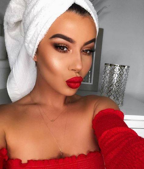 Kiedy ta kobieta pokazała swoje zdjęcie do dokumentów, internauci byli w SZOKU!