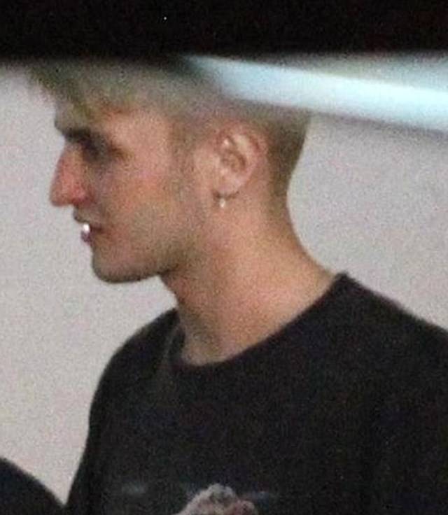 Anwar Hadid całuje się namiętnie z podobizną Kendall Jenner!