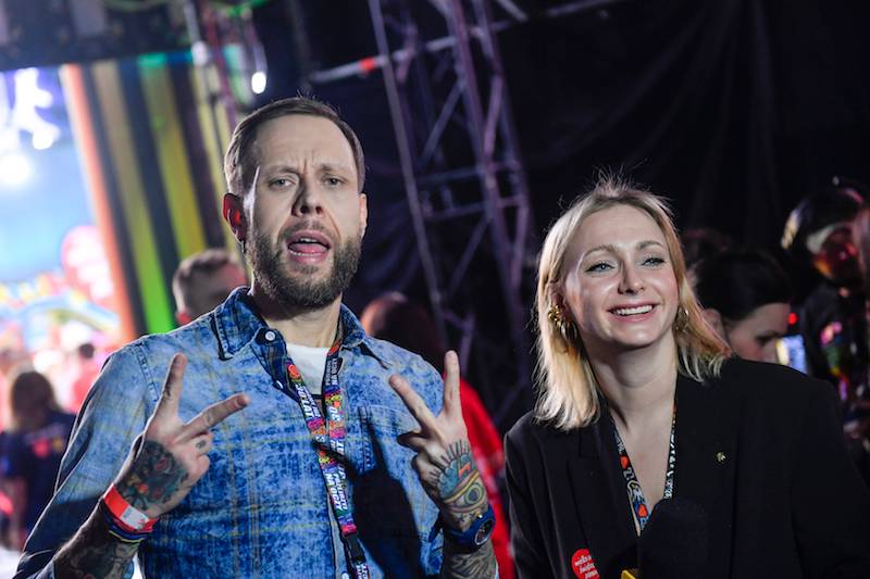 Gwiazdy osobiście wspierają WOŚP. Maria Sadowska w czułych objęciach z mężem