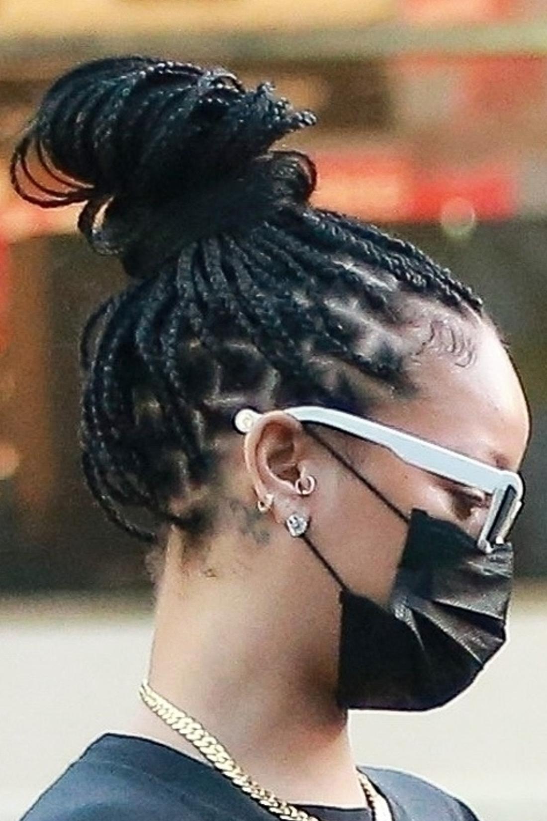 Rihanna w codziennej stylizacji robi zakupy w sklepie. Rihanna ma całą głowę w warkoczykach.