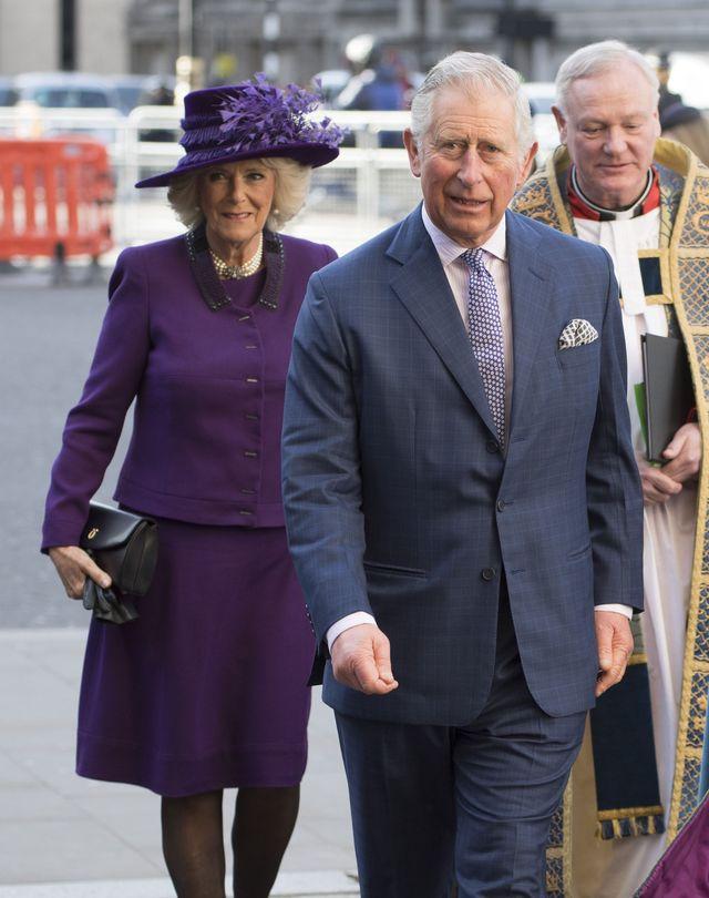 książę Karol. księżna Camilla w eleganckich strojach