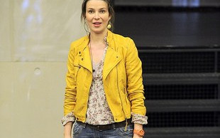 Kanarkowa kurtka i podarte dżinsy (FOTO)