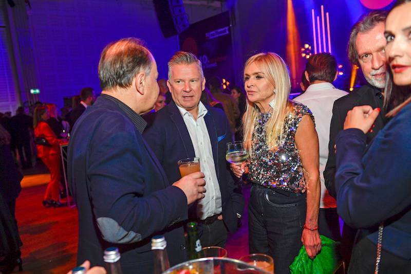 Gwiazdy na 10 urodzinach serwisu internetowego. Barbara Kurdej-Szatan w króciutkiej sukience, Maja Hirsch jak księżna Kate