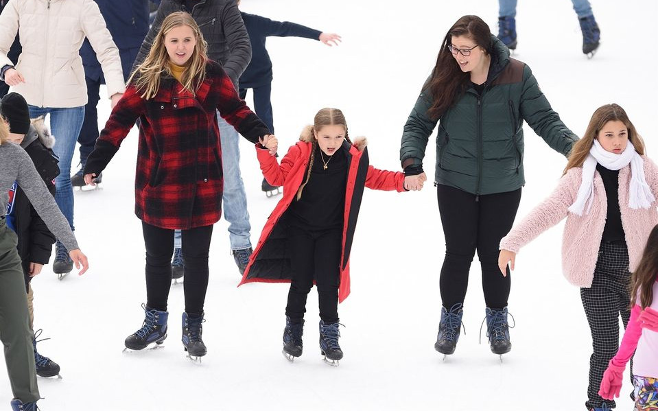 Dzieci Victorii i Davida Beckhamów na ślizgawce