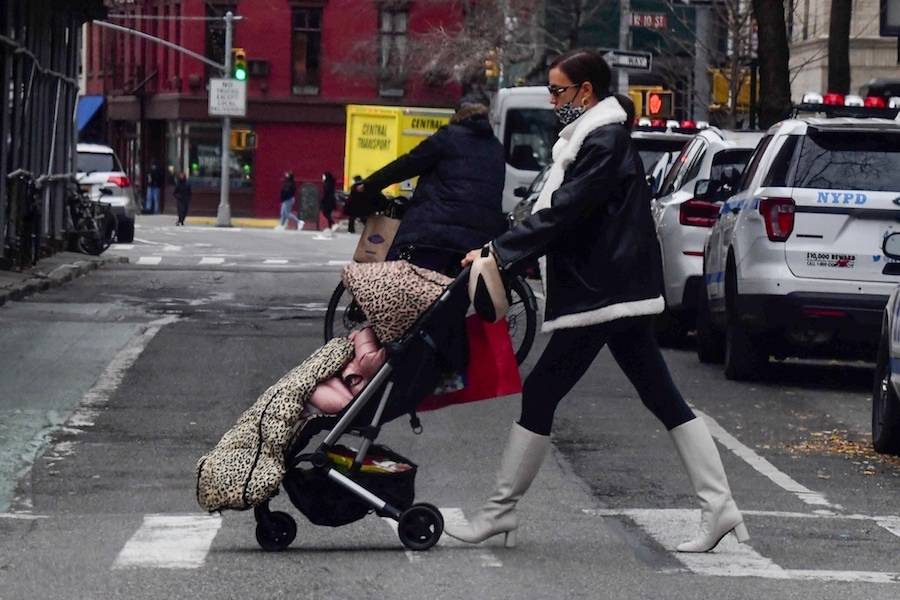 Irina Shayk o poranku spaceruje z córką. Ma na sobie najmodniejszą stylizację sezonu