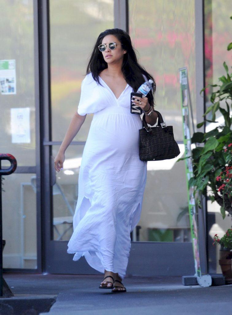 Shay Mitchell w ciąży