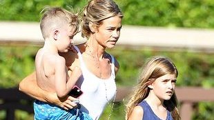 Dzieci Charliego Sheena rzucają w siebie odchodami!