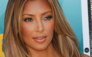 Kim Kardashian dumnie prezentuje blond (FOTO)