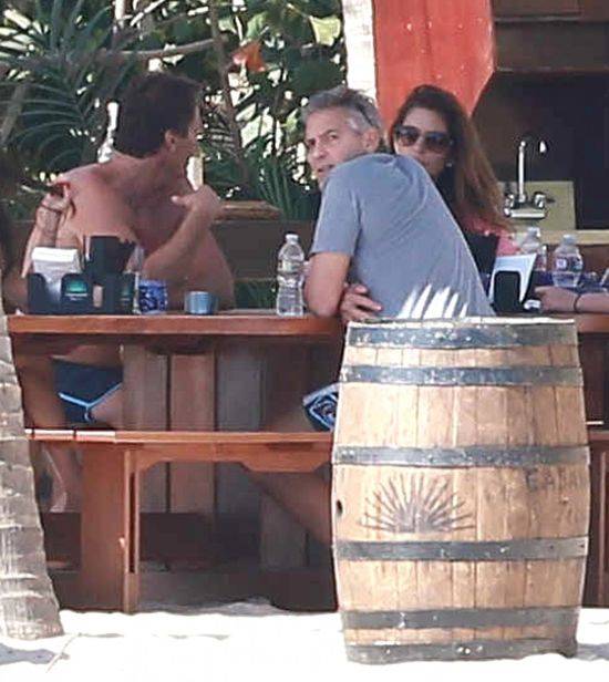 Amal i George Clooney z rodzinką Cindy Crawford na urlopie