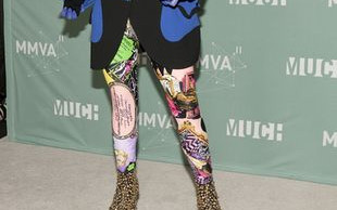 Lady Gaga w bikini uczy się surfować (FOTO)