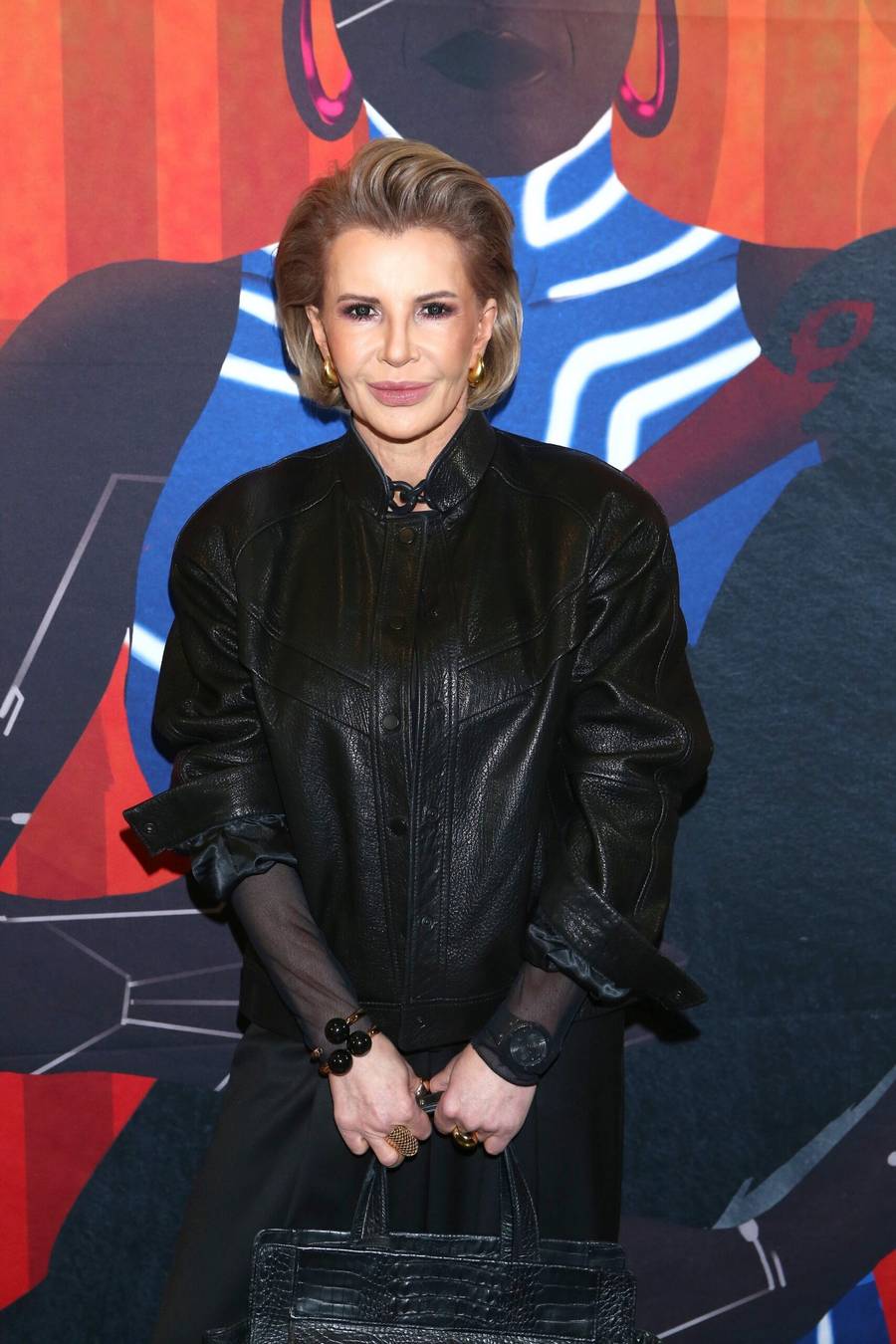 Joanna Racewicz cała w czerni bryluje na festiwalu. Jej spodnie to hit. Klasa!