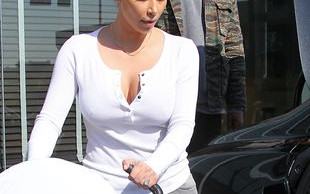 Kim Kardashian przesuwa ślub ze względu na KOLEJNĄ ciążę!