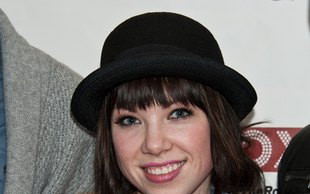 Carly Rae Jepsen na razie wygląda niepozornie, ale… [FOTO]