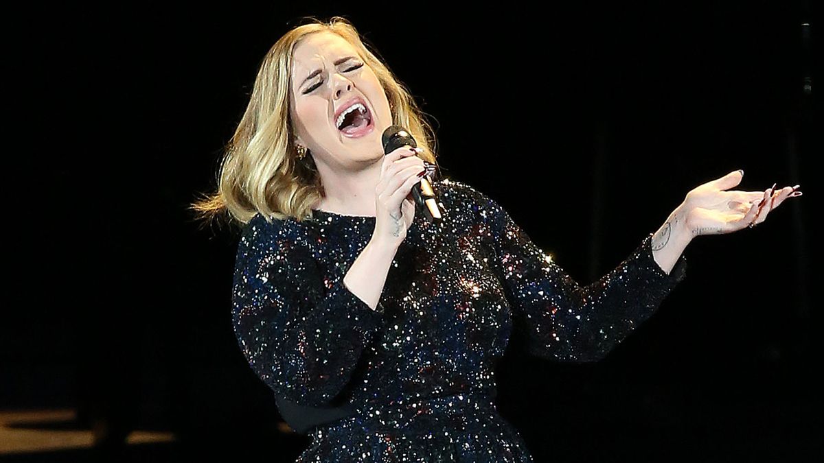 Adele świętuje 33. urodziny. Pokazała zdjęcia bez makijażu i w obcisłej sukience