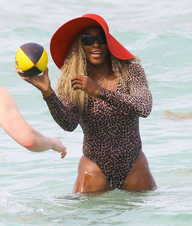 Serena Williams wypoczywa na plaży z przyjaciółmi
