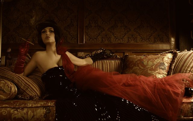 Sara May chce czarować biustem (FOTO)