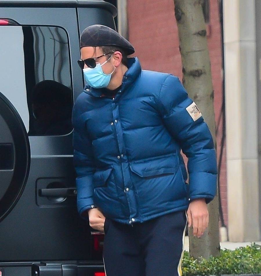 Bradley Cooper wsiada do samochodu