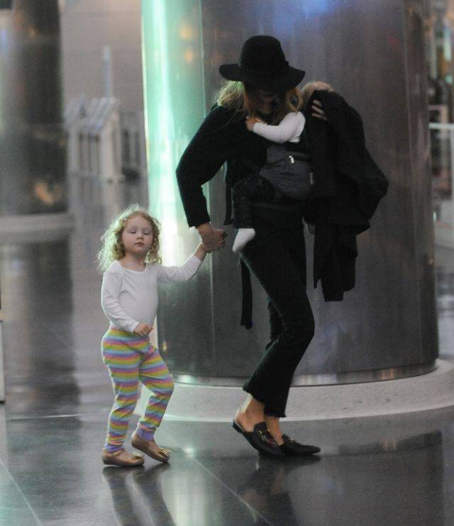 Blake Lively z córeczkami Jamese i Ines lotnisku (ZDJĘCIA)