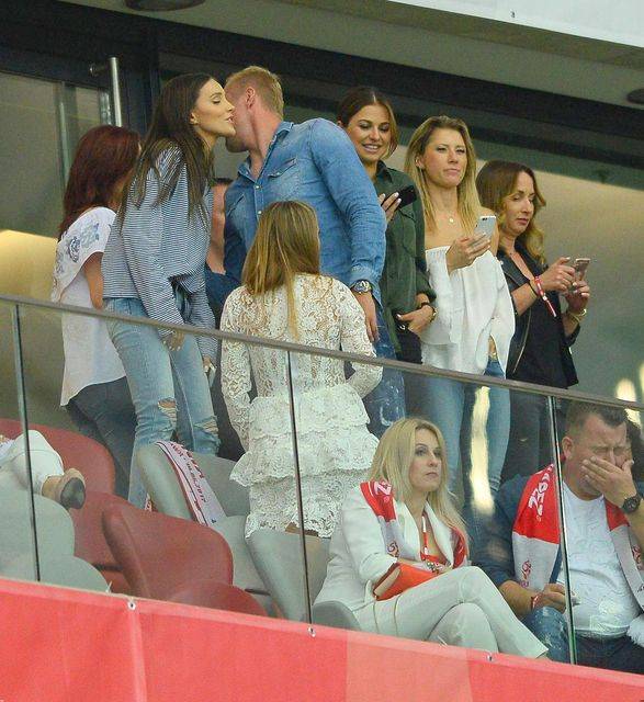 Anna Lewandowska i inni kibicują podczas meczu Polska-Rumunia