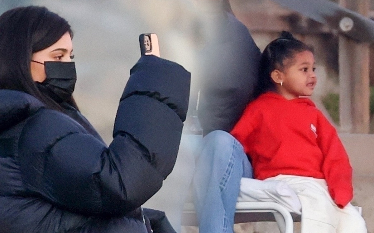 Kylie Jenner i Travis Scott spędzają czas z córką na plaży. Spodnie celebrytki ujawniły prawdę o jej PUPIE (ZDJĘCIA)