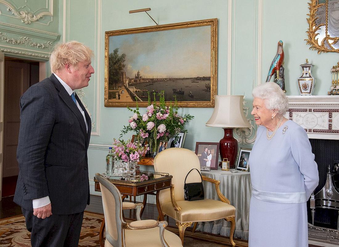Królowa Elżbieta i Boris Johnson