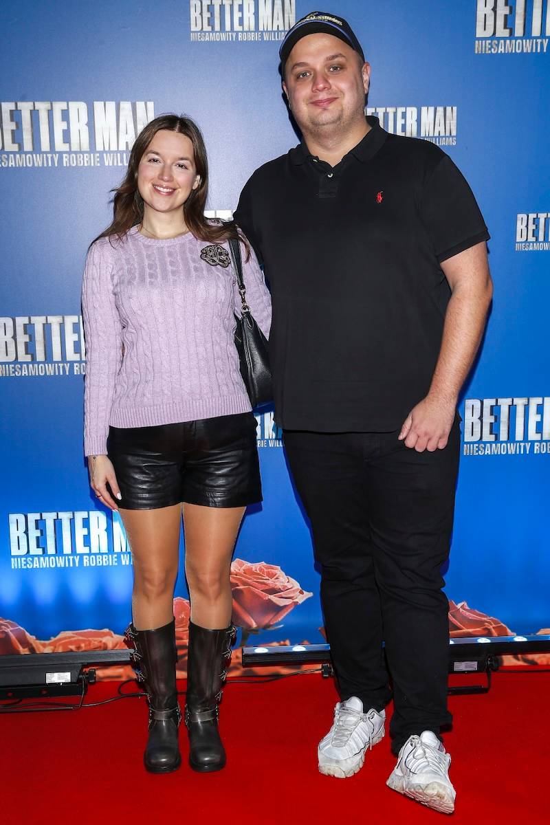 Premiera filmu “Better Man: Niesamowity Robbie Williams”. Jacek Rozenek z młodszą partnerką Marią