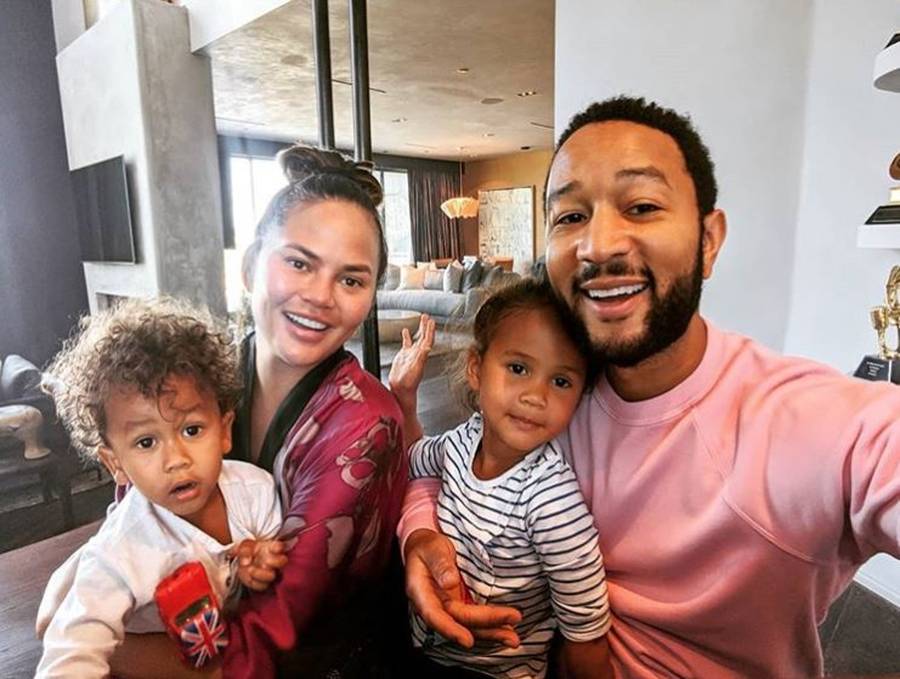 John Legend i Chrissy Teigen z dziećmi.