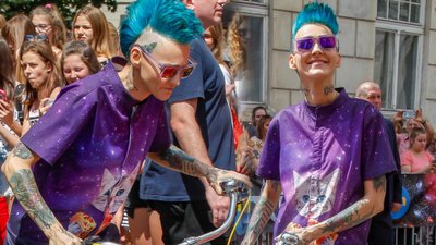 Wychudzona Agnieszka Chylińska na różowym rowerze (ZDJĘCIA)