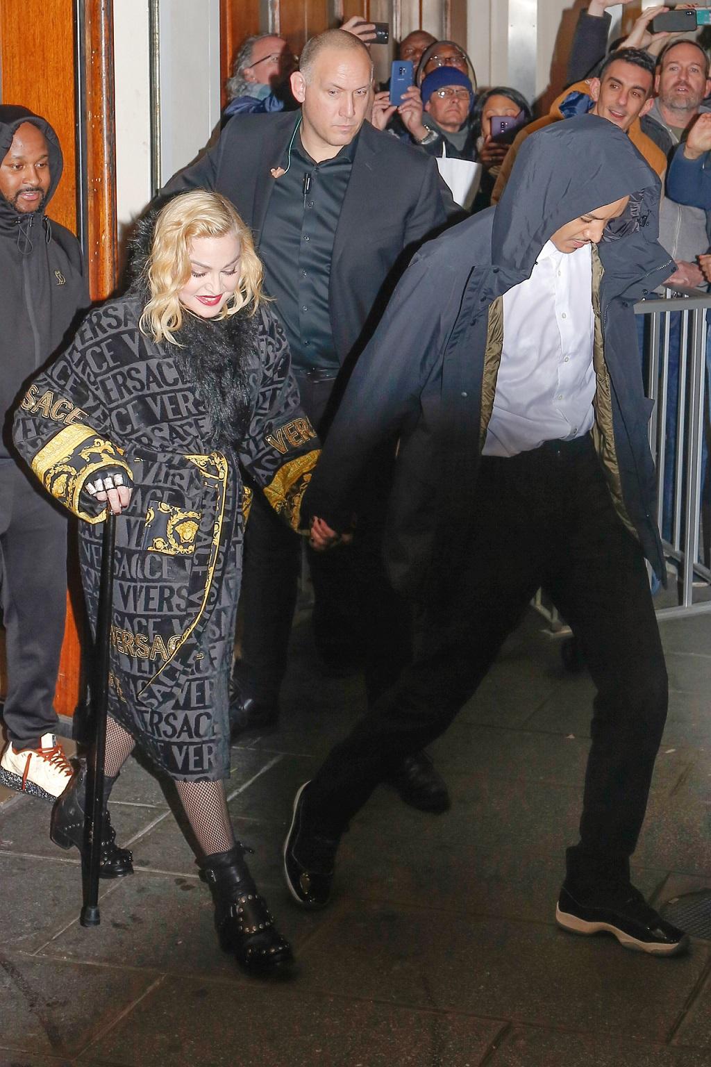 Madonna wychodzi z hotelu ze swoim kochaniem. 