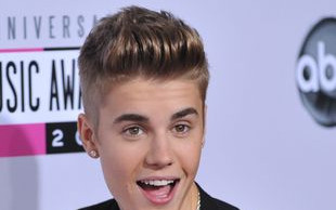 Bieber olewa fanów! Prawdziwy powód spóźnienia na koncert