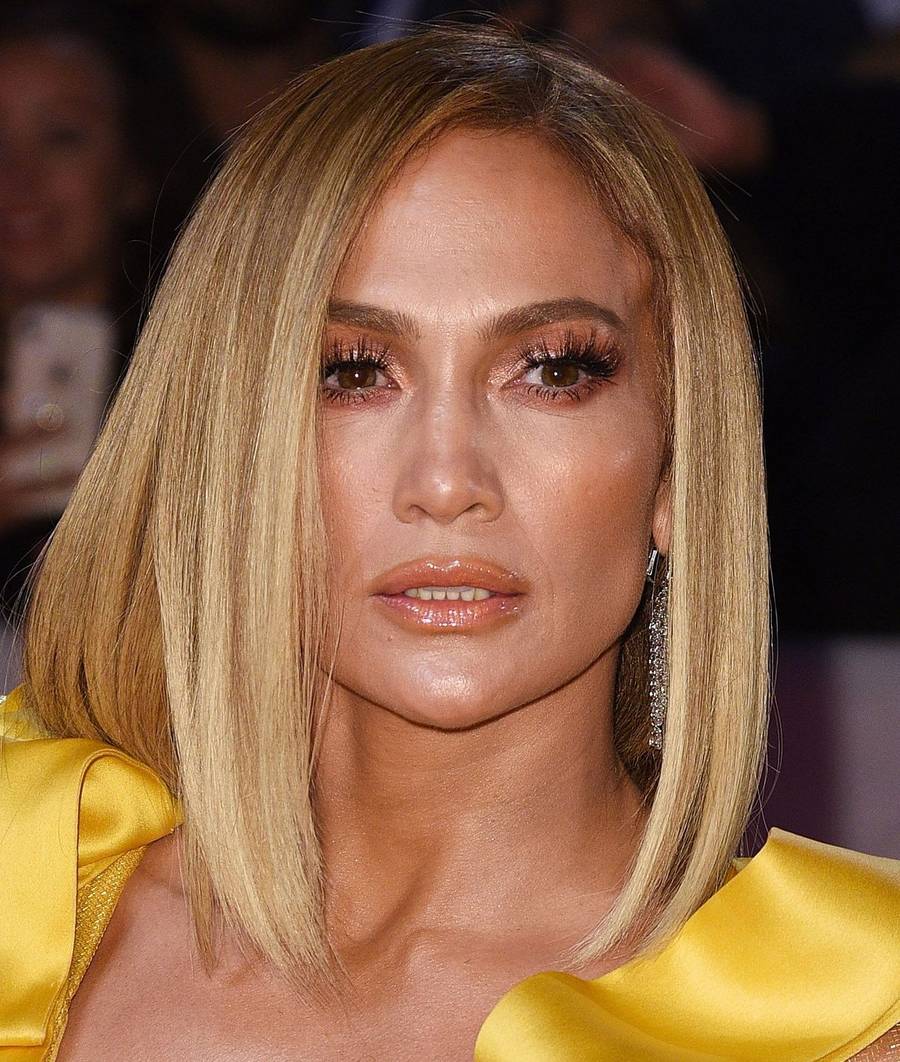 Jennifer Lopez bez stanika i w rozjaśnionych włosach promuje film Hustlers (“Ślicznotki”)