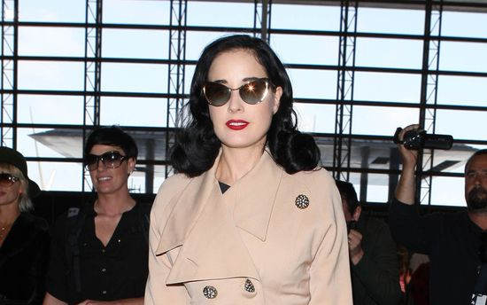 Dita Von Teese na lotnisku