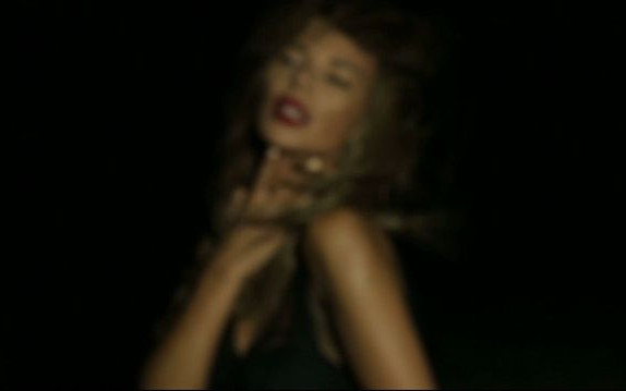 Edyta Górniak pręży się w bikini w najnowszym teledysku