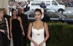 Selena Gomez na gali MET jak panna młoda? (FOTO)